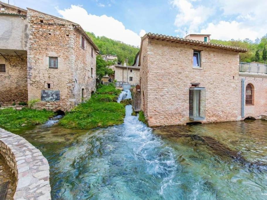 Casa Vacanze Fonte Del Menotre Foligno Esterno foto