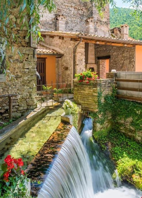 Casa Vacanze Fonte Del Menotre Foligno Esterno foto